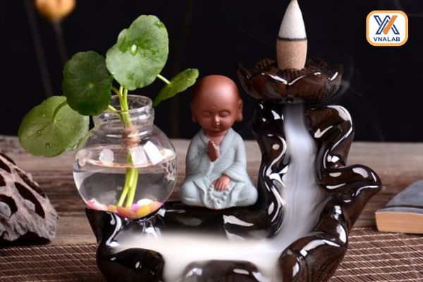 Đốt trầm hương trong phòng bằng thác khói